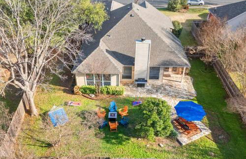 NEW! Stylish Home Arcade & Fireplace Sleeps 10 - Foto 40