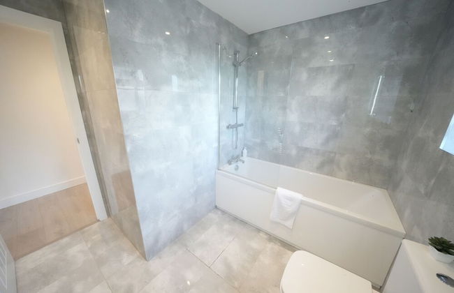 Heathrow Charge and Go - Photo 75