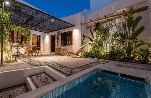 Lindian Plumeria - Photo 1