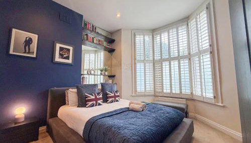 2-Bedroom flat with private patio & firepit in Shepherds Bush near Hammersmith by Staylio Ltd - Foto 4, wardrobe