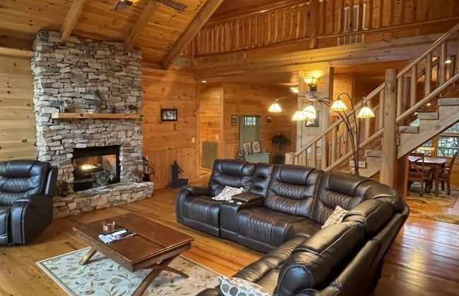 Deluxe log cabin! Pet and motorcycle friendly - enjoy nature with family and friends! 3 Bedroom Cabin by RedAwning - Foto 10