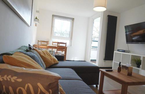 Abbey Road 4 Bed Home - Garden, Parking, Sleeps 11 - Foto 1