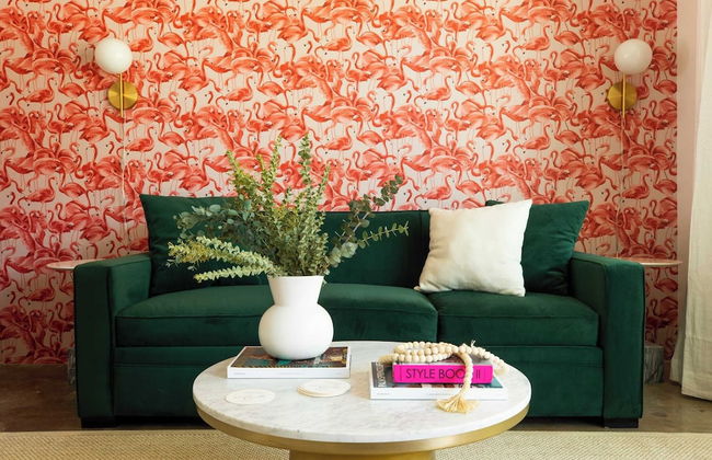 2 Rooms, Sleeps 8 Retro Hotel w/ Pool Wesley King Studio Buyout by Avantstay - Foto 32