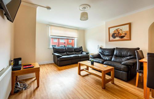 Scotia House -3 bed house in Larkhall with private driveway - Photo 11