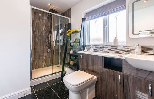 5Bed House with Games Room & Slide! Fast WiFI & FREE Parking - Photo 8