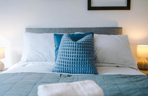 4BR Home for 8, Full Kitchen, Parking, WiFi in Northwich - Photo 3