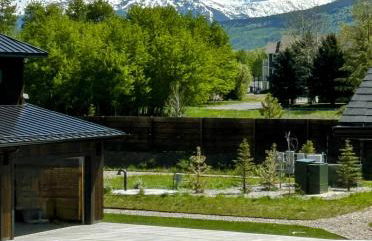 Peaks & Pines Modern Gem, 2 Kings, Bunks, Hot Tub, Walkable, Kid's Cove - Foto 68