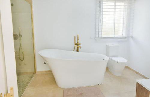 Dream beach-side villa with sea views & close to golf - Photo 9