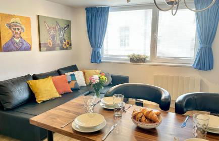 Central Apartment with 75inch TV Netflix - Photo 15