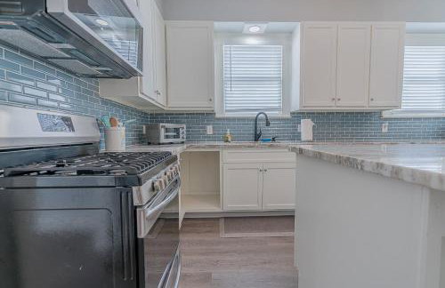 Uptown Cottage Newly Updated Home Near the Strand Galveston Harbor and UTMB - Foto 4