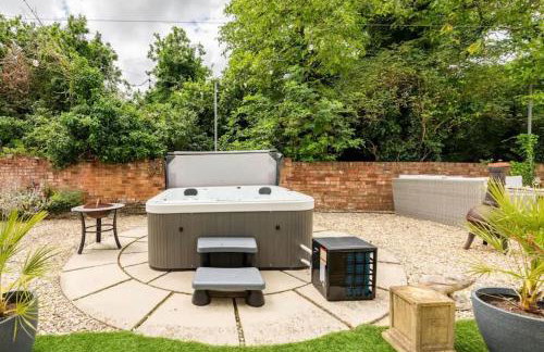 Stylish Tudor Cottage & Hot Tub - Photo 25