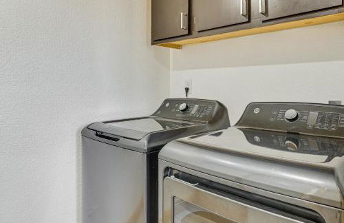 Near Shopping and Golf Family Retreat in Las Vegas! - Photo 23