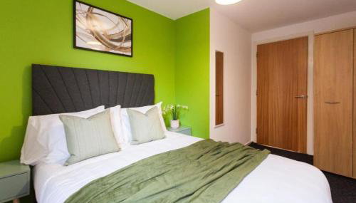 Elegant City Retreat Contemporary 2BR 2BA Netflix Included - Photo 1, wardrobe