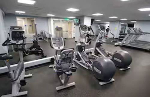 Modern High-Rise Condo in Central Downtown | Gym - Foto 38