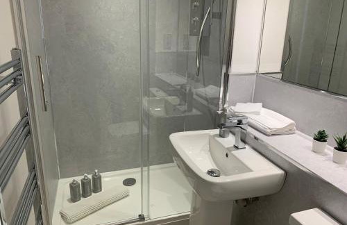 3 bedroom - 2 bathroom Townhouse in Corstorphine Near Murrayfield Stadium - Direct Bus To Edinburgh City Centre in 20 Minutes - Two Private Parking Spaces - Private Sunny Garden - Recently Refurbished - Foto 6