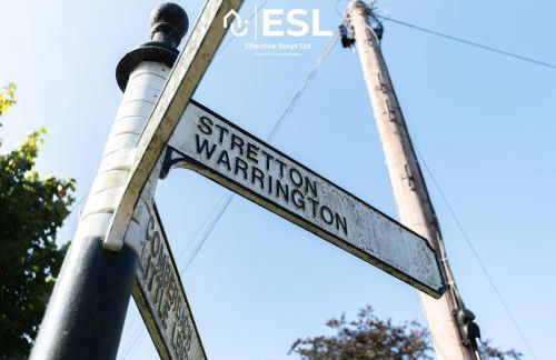 Charming Cottage 3-Bedrooms Sleeps 8 & Hot Tub - Photo 4