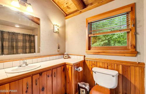 Poconos True Log Cabin with Sauna, Movie Theather, Hot Tub & Fire Pit! - Foto 29