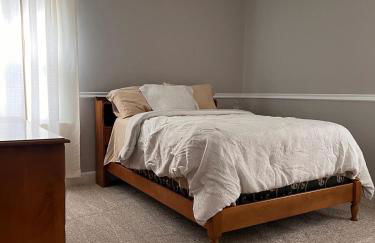 Cozy Stay Near DT with Deck and Yard - Foto 23