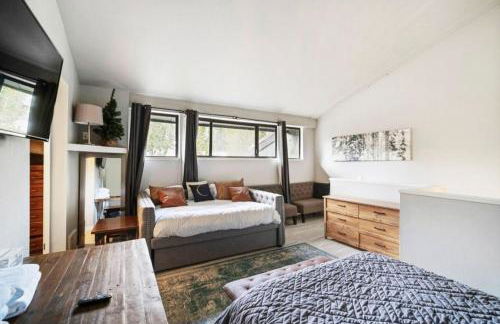 Guest Favorite Spacious Remodeled 2 Bdrm 2 Ba Mountain Views - Photo 23