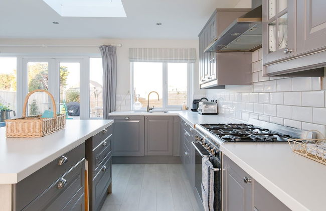 4BR Beach House Sleeps 10 - 5 Mins Walk to the Sea - Foto 70