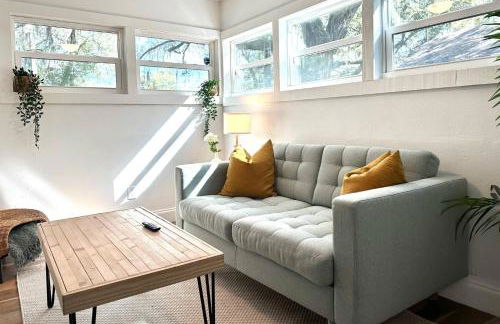 Treehouse is a Quaint 2 BR in an Up-and-Coming Part of Town, Pet Friendly with Fenced Yard and lounge area that is Close to Downtown Tampa - Foto 28