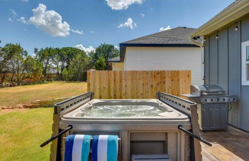 Hot Tub and Fire Pit! Cozy Granbury Escape Near Lake - Foto 6