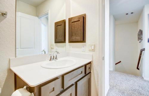 Meticulously-maintained 3-BR Townhouse w/ Backyard ~ Double-Story! - Foto 57