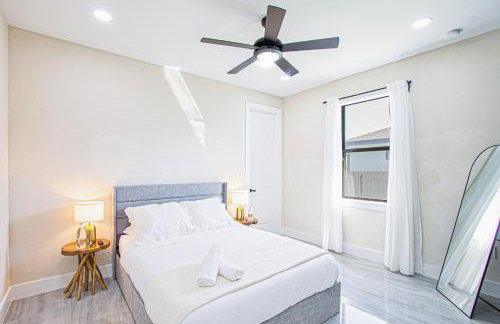 Luxurious Waterfront Home with Heated Pool and Jacuzzi - Foto 11