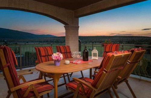 5-Bed Villa with Pool, Jacuzzi & Padel Court - Foto 23