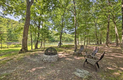 Fire Pit and Grill Lakefront Poconos Cottage! - Foto 29