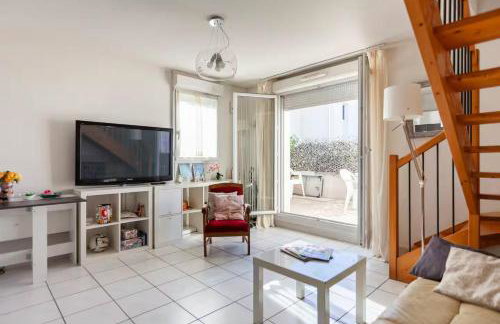 LE BLEU CAMARGUE - T3 EN DUPLEX CLASSÉ 3 ETOILES - CLIM - ARRIVÉE AUTONOME - Piscine privative à la résidence - Parking Gratuit - Wifi FIBRE - Animaux acceptés - Idéale Famille couple télétravail - Foto 16