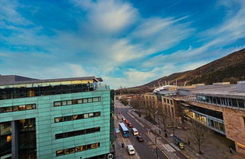 Edinburgh Central 2-bedroom Apartment with Free Parking and Stunning Views - Photo 36