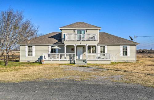 Peaceful Atascosa Home with Balcony and Deck! - Foto 1