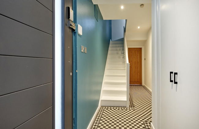 Beautiful Battersea Garden Flat by Underthedoormat - Photo 13