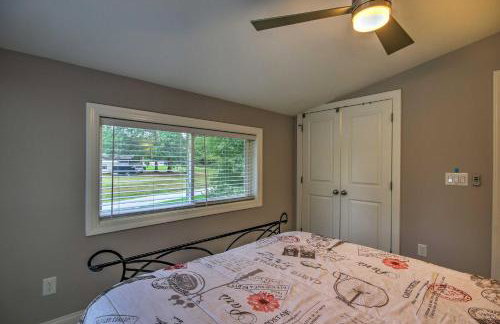 Waterfront Greenwood Getaway with Deck and Grill! - Foto 12