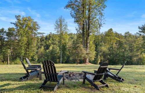 Harmony House - cozy, private mountain home, with firepit and pool table, located 10 minutes from Tryon Equestrian Center, Lake Lure, Local Wineries, and wedding venues - Foto 8