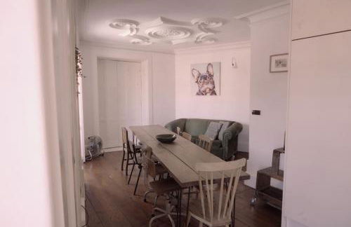 Light & Airy Historic Centre House with Balconies - Photo 18