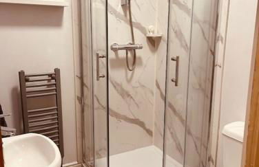 Spacious 5 Bedroom Home in Central Kidderminster with Private Parking and Electric Vehicle Facilities, Easy Access to Birmingham and Nearby Towns - Foto 58