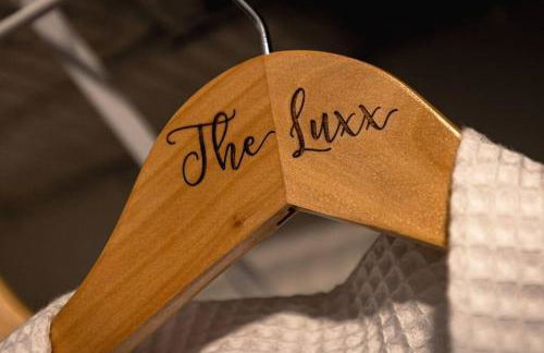 The Luxx - ALL NEW / 4 BD / Poolside / Hot Tub / Lake View - Foto 51