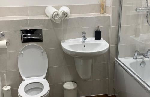 Lakeside 2 BED LUXURY APARTMENT No PARTIES No EVENTS Early Check-in Late Check- Out Allowed - Foto 20