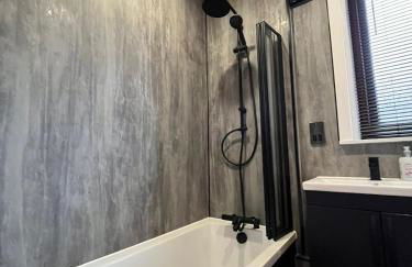 Panmure by CENTRAL SERVICED APARTMENTS - 2 Double Bedrooms - Monifieth - Sleeps 4 - Modern & Unique - Smart TV & WiFi - Fully Equipped Kitchen - Spacious & Unique - Foto 13