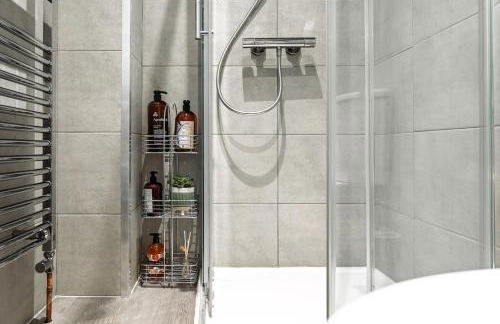 Entire 4 Bedroom house in Bootle Liverpool-Ideal for contractors, family and group-Free Parking & Free internet-Sleeps 7 - Foto 15