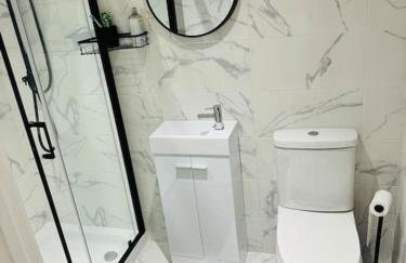 Perfect 1 Bed Apartment Sleeps 5 1 Kingsize bed 1 double Sofabed & Foldable Single bed Free Parking Wifi good transport network shopping Holiday Makers Families Contractors in North London - Photo 38