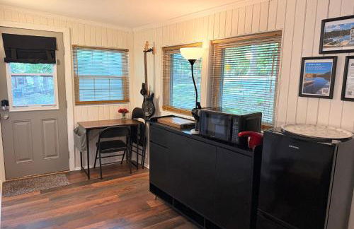 Charming Romantic Lakefront Cottage or Guest Room Depending on Availability Near Golf - Foto 35