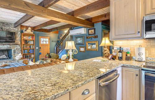 Enchanting Highlands Cottage with Pond and Waterfall - Foto 10