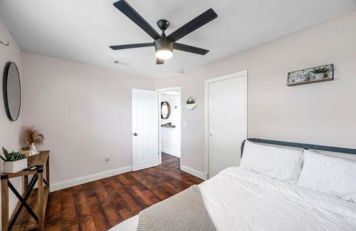 Close to downtown& beach- pool, porch, fenced yard - Foto 21