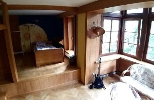 Leśny kasztel pod sosnami. Pokój w koronach drzew. - Foto 15