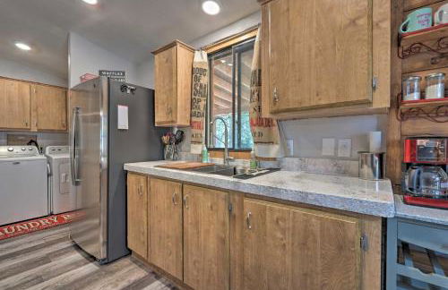 Updated Strawberry Family Cabin with 2 Private Decks - Foto 11