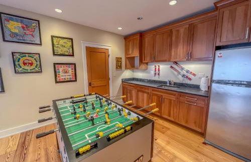 Stunning Luxury Ski-InSki-Out Home w Hot Tub - Foto 34