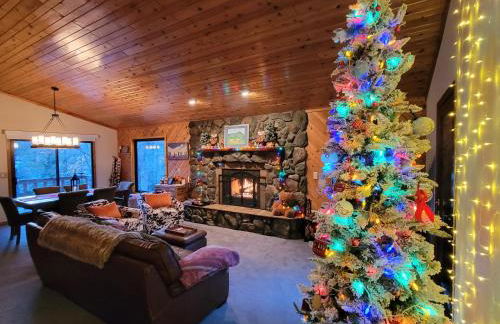 Four Seasons Getaway-Private Hot Spa with Pine Tree Views-Walk to Village and Pineknot Trailhead-Plus King Bed! - Photo 1